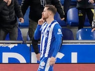 VITORIA, 14/01/2026.- El delantero del Alavés Toni Martínez celebra su gol durante el partido de octavos de final de la Copa del Rey que disputan Deportivo Alavés y Rayo Vallecano, este miércoles en el estadio de Mendizorroza. EFE/ Adrián Ruiz Hierro