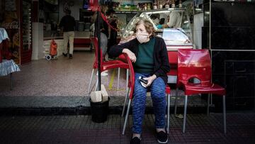 AME7451. BUENOS AIRES (ARGENTINA), 03/05/2020.- Una mujer espera su turno para comprar en una tienda este domingo, durante un nuevo d&iacute;a de cuarentena obligatoria por la pandemia de COVID-19, en Buenos Aires (Argentina). El pa&iacute;s sigue bajo el aislamiento social obligatorio que comenz&oacute; el pasado 20 de marzo, y el pasado viernes el Gobierno de Alberto Fern&aacute;ndez habilit&oacute; un nuevo permiso para el traslado excepcional de aquellas personas que est&eacute;n cumpliendo la cuarentena en un domicilio distinto al de su residencia habitual en el pa&iacute;s y deseen regresar a sus hogares en veh&iacute;culos particulares. EFE/Juan Ignacio Roncoroni