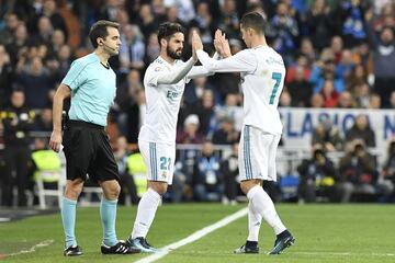 Último cambio en el Real Madrid. Se va Cristiano Ronaldo y entra Isco. Gran ovación para el reciente ganador del Balón de Oro.