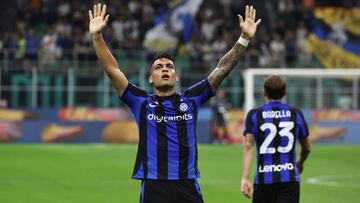 MILAN, ITALY - AUGUST 30: Lautaro Martinez of FC Internazionale celebrates after scoring the his team's third goal during the Serie A match between FC Internazionale and US Cremonese at Stadio Giuseppe Meazza on August 30, 2022 in Milan, Italy. (Photo by Giuseppe Cottini/Getty Images)