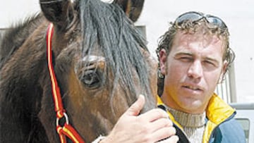 <b>PEDALES DE ORO<b>. Daniel Ribera todavía conserva los pedales que, según dice con ironía, le costaron dos
millones de pesetas. Es decir, el dinero que dejó de ingresar de su contrato de 1999.