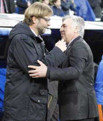 Klopp y Ancelotti se saludan.