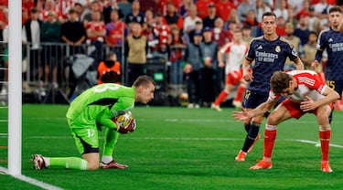 Lunin bloquea el balón mientras el delantero del conjunto bávaro no se explica cómo no ha podido rematar una ocasión tan clara.