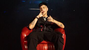 Tiene más de 10 millones de seguidores, llegó a Chile y posó con la camiseta de Colo Colo