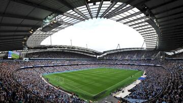 El hogar del Manchester City ha logrado un aumento de visitantes, igual que el PSG, por los éxitos derivados de la fuerte inversión en fichajes. El equipo dirigido por Pep Guardiola es uno de los clubes más potentes del continente, y su estadio dipsone de