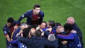 Los jugadores del Barcelona celebran el gol de Pedro que les clasific&oacute;.