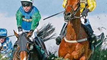 <b>CAMINO DEL TRIUNFO. </b>'Compley or Die' (izq) pasa un obstáculo.