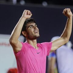 Un intermitente Alcaraz se acerca al título y a Djokovic