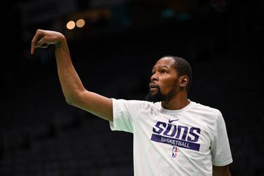 Kevin Durant durante el calentamiento antes del encuentro entre los Phoenix Suns y los Charlotte Hornets. 

