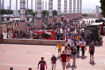 Aficionados del FC Barcelona se dirigen al Estadi Olympic de Montjuic.