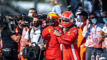 Carlos Sainz Jr felicita a su compañero Charles Leclerc por su segundo puesto en el GP de Gran Bretaña.
