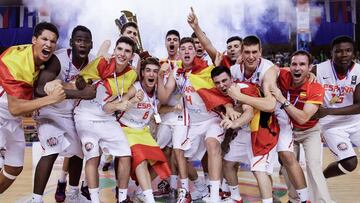 Los jugadores de la Selecci&oacute;n Sub-16 celebran su oro europeo.