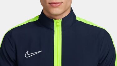 Abrgate con esta chaqueta de entrenamiento de Nike, ideal para hacer deporte