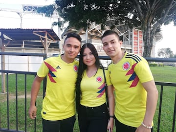 Los aficionados acuden al estadio Hernán Ramírez Villegas para el partido de Colombia frente a Venezuela por la cuarta fecha del Torneo Preolímpico.