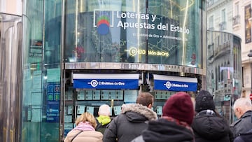 Varias personas hacen cola para comprar lotería para el Sorteo Extraordinario del Niño en la administración de lotería 'El Doblón de Oro', a 4 de enero de 2025, en Madrid (España). El Sorteo Extraordinario del Niño celebra su 82ª edición coincidiendo con el día de los Reyes Magos, el próximo 6 de enero. La lotería del Niño reparte hasta 700 millones de euros en premios, con un primer premio de 2.000.000 de euros a la serie. A pesar de que en este sorteo tocan más premios que en la Lotería de Navidad, la cantidad de estos es menor.
04 ENERO 2025;SORTEO;LOTERÍA;DÉCIMOS;COMPRA;RECURSOS;ADMINISTRACIÓN;DINERO;EUROS
Jesús Hellín / Europa Press
04/01/2025