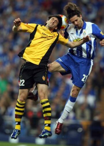 Salto junto a Diego Milito del Real Zaragoza durante la final de la Copa del Rey. El conjunto perico se consagró campeón.