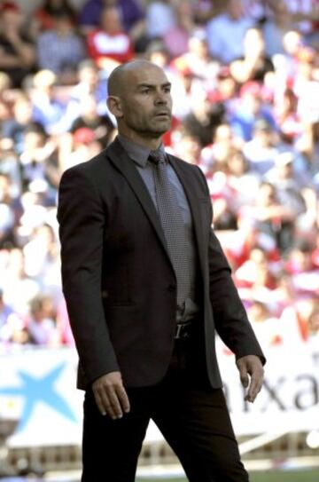 El entrenador del Rayo Vallecano Paco Jemez, durante el partido de la trigésima quinta jornada de liga de Primera División que su equipo disputa ante el Granada esta tarde en el estadio de Los Cármenes.