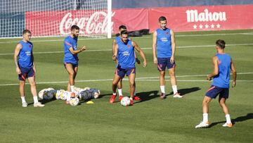 Koke, con Trippier, Carrasco en un entrenamiento. 