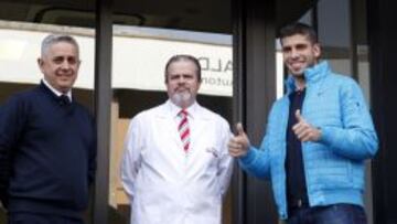 Insúa posa al salir del reconocimiento médico.