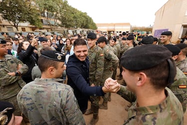 El exfutbolista del Real Betis Joaquín Sánchez junto a un grupo de militares mientras visita, junto a otros miembros del Real Betis Balonpié, el colegio de Educación Infantil y Primaria Orba, donde han entregado material deportivo.