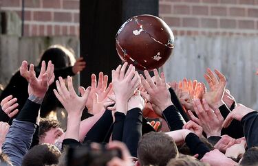 Jugadores de los equipos Up'ards y Down'ards durante el partido anual de fútbol 'Royal Shrovetide'. 