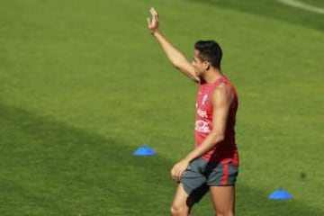 La selección chilena entrenó ante los hinchas en el Estadio Nacional, iniciativa para ayudar a Tocopilla.