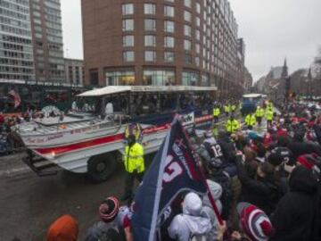 En este automovil fueron los jugadores de los Patriots durante el desfile de la victoria de los Patriots