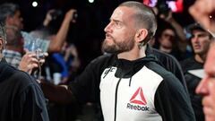 CM Punk salta al oct&oacute;gono en su estreno en la UFC.