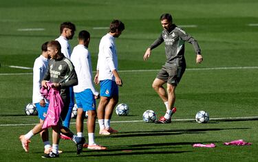 Xabi Alonso durante el entrenamiento. 
