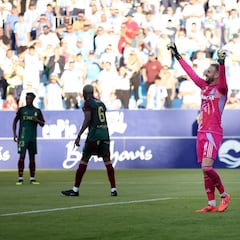 Antoñito Cordero se estrella con Aarón Escandell en el 105′