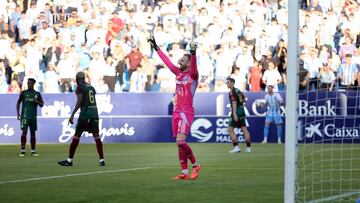 Aarón feteja el penalti detenido a Antoñito.