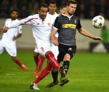 Havard Nordtveit y Adil Rami.