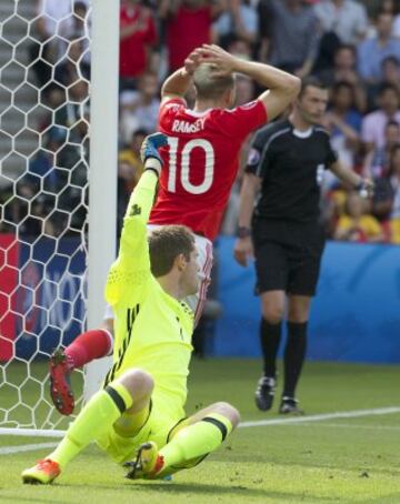 Aaron Ramsey marcando un gol ilegal a Irlanda del Norte.