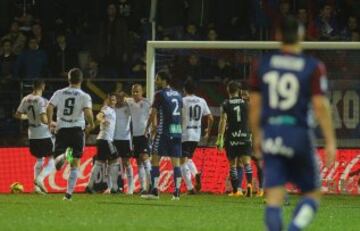 Los jugadores del Valencia celebran el gol de Pablo Alcácer