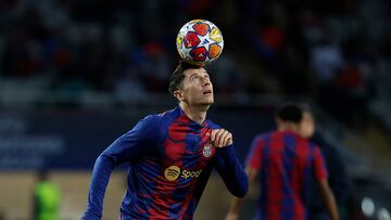 Soccer Football - Champions League - Quarter Final - Second Leg - FC Barcelona v Paris St Germain - Estadi Olimpic Lluis Companys, Barcelona, Spain - April 16, 2024 FC Barcelona's Robert Lewandowski during the warm up before the match REUTERS/Juan Medina