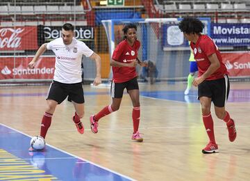 Partido benéfico entre Amigos de Benjamín y Ortiz contra Amigos de Ricardinho en el Polideportivo Municipal Jorge Carbajosa de Torrejón de Ardoz para el fomento del deporte en Guinea Ecuatorial.