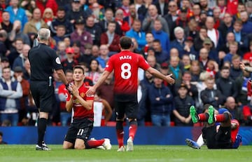 Soccer Football - Premier League - Manchester United v Chelsea - Old Trafford, Manchester, Britain - April 28, 2019 Manchester United's Ander Herrera appeals to referee Martin Atkinson