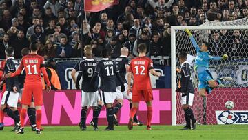Paris' Argentinian midfielder Angel Di Maria (L) scores a goal during the French League Cup football match between Bordeaux (FCGB) and Paris Saint-Germain (PSG) on January 24, 2017 at the Matmut Atlantique stadium in Bordeaux, southwestern France. / AFP PHOTO / MEHDI FEDOUACH