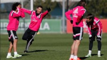 BUEN AMBIENTE EN VALDEBEBAS. Cristiano bromea con Marcelo, Coentrao y Bale en un momento de la sesión de trabajo.