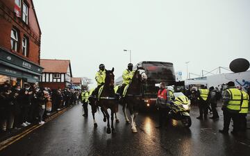 Debido a la nueva cepa del Coronavirus en Reino Unido su Primer ministro, Boris Johnson, decretó nivel 4 de alerta. Esto implica que los habitantes de los territorios afectados "deben permanecer en casa". Pero los habitantes de Crosby, un área suburbana en Sefton, Merseyside, y seguidores del Marine F.C. se saltaron dicho confinamiento para recibir al conjunto dirigido por Mourinho antes del encuentro de la FA Cup. Los Spurs vencieron 0-5 gracias a los goles de Carlos Vinícius (3), Lucas Moura y Devine. 