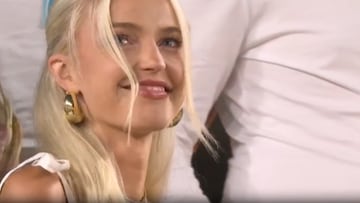 ¡Lo silbaron más de un minuto en Roland Garros, pero la aparición de su novia lo salvó!