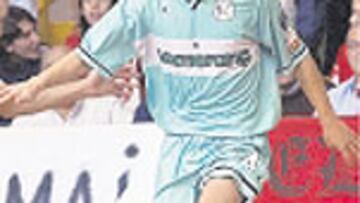 Neto controla el balón.