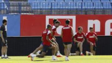 Los jugadores del Atlético de Madrid durante el entrenamiento realizado esta mañana en el estadio Vicente Calderón para preparar el partido de mañana contra el Málaga.