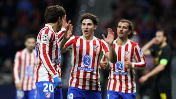 Julián Alvarez, Giuliano y Griezmann celebran un gol del Atlético.