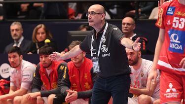 Jordi Ribera dirige a la Selección masculina de balonmano en el Mundial de 2019.