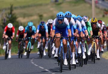 El pelotón durante la decimotercera etapa del Tour de Francia 2022.