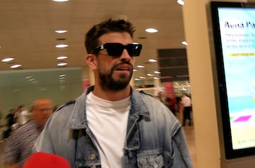 Gerard Piqué y Clara Chía llegan a Barcelona tras pasar disfrutar de unos días en París. El defensor del Fútbol Club Barcelona ya no esconde a su nuevo amor.