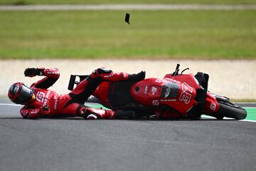 Caída de Augusto Fernández, piloto español de GASGAS Factory Racing Tech3.