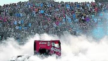 <b>ÉXTASIS. </b>Albacete celebra el triunfo tras la segunda carrera de ayer en un Jarama a rebosar.