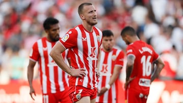 SEVILLA, 12/03/2023.- El defensa del Almería Rodrigo Ely tras perder ante el SEvilla por 2-1 al finalizar el partido de Liga disputado entre Sevilla FC y UD Almería, este domingo en el estadio Sánchez Pizjuan de Sevilla. EFE/José Manuel Vidal